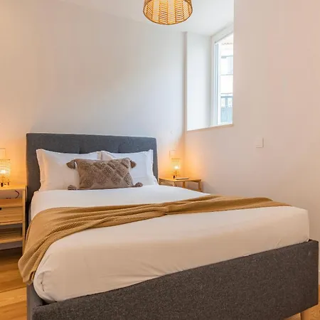 Principe Real 2Br With Balcony By Lovelystay