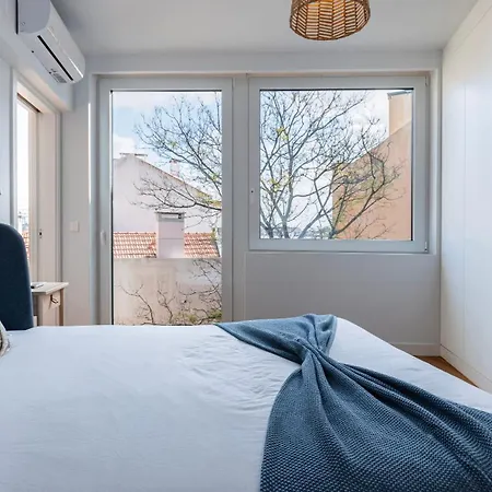 Classy 2bdr House With Balcony By Lovelystay Apartment Lisbon