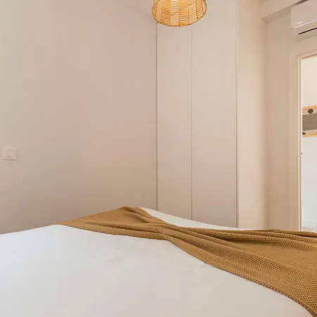 Classy 2bdr House With Balcony By Lovelystay * Lissabon